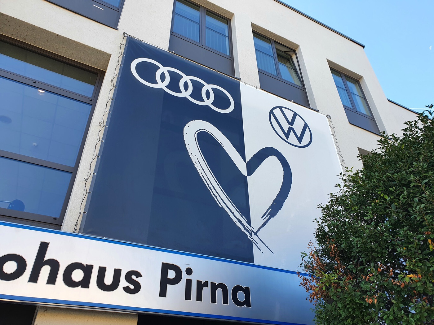 Werbeplane für Autohaus Pirna GmbH – Außenwerbung von ae-WERBUNG Meusegast