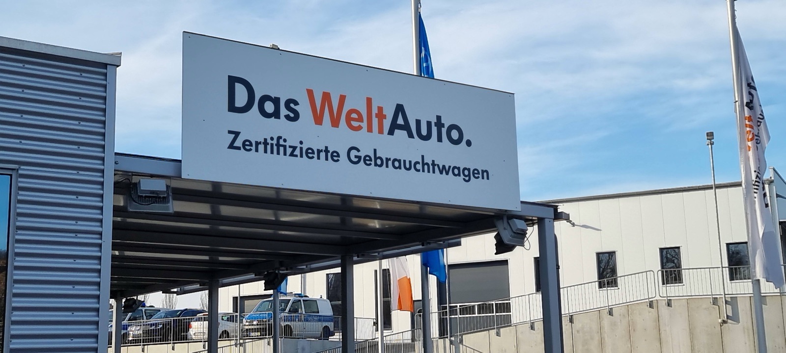 Werbeschild Das Weltauto für Autohaus Pirna GmbH – Außenwerbung von ae-WERBUNG Meusegast
